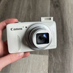 Canon SX600 HS Silver Lens White Camera